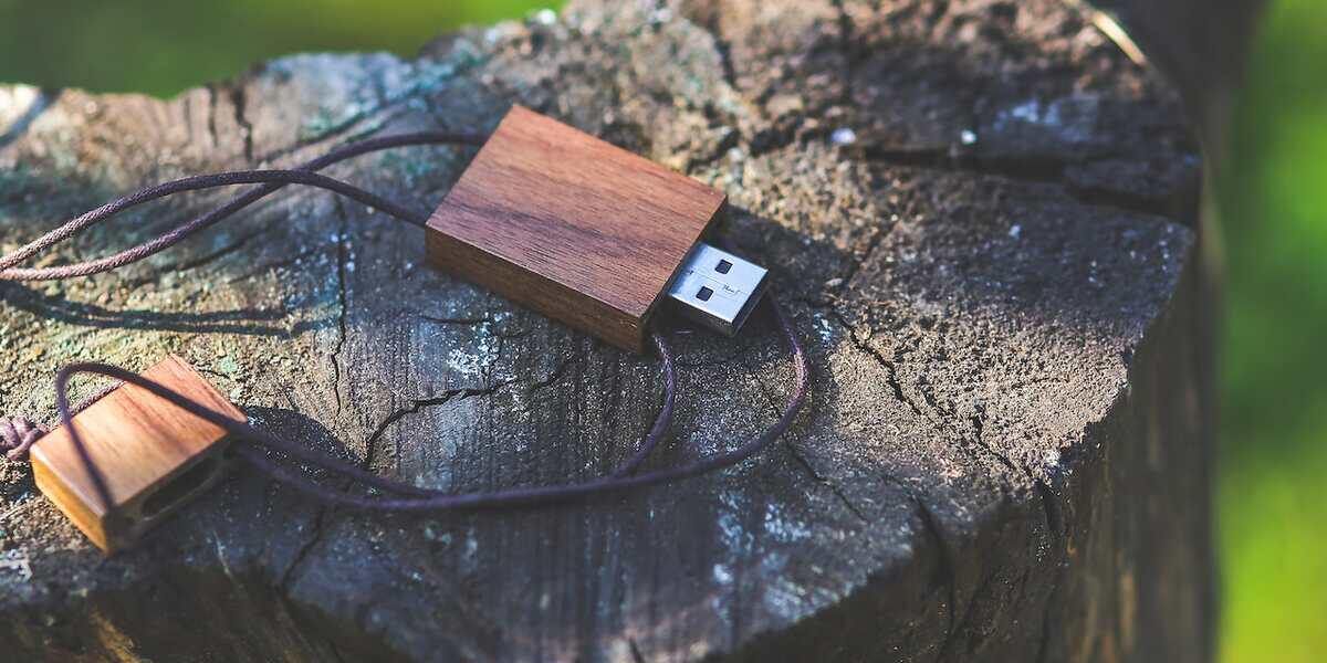 Une image d'USB en bois