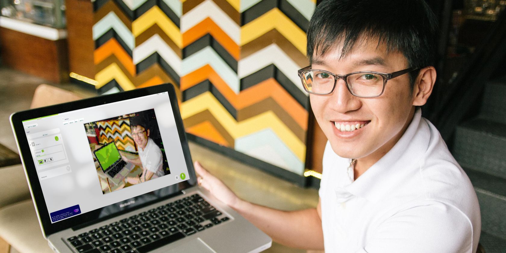 man viewing mockuper website on a laptop using carbonyl