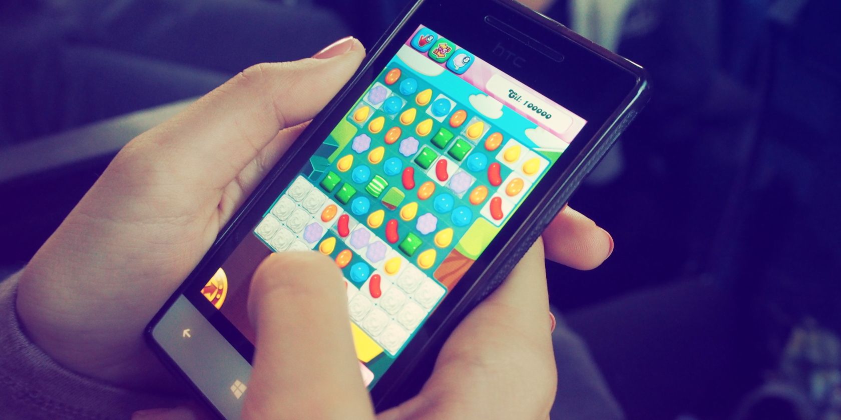 شخصی در حال بازی Candy Crush در Nokia Photo