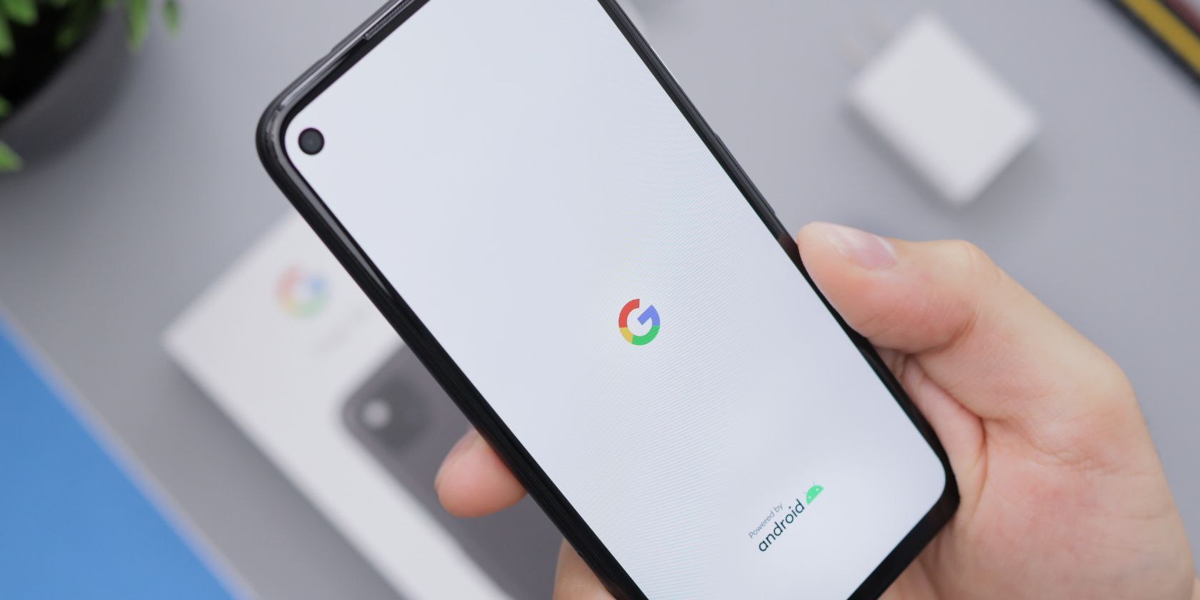 personne tenant un téléphone google pixel