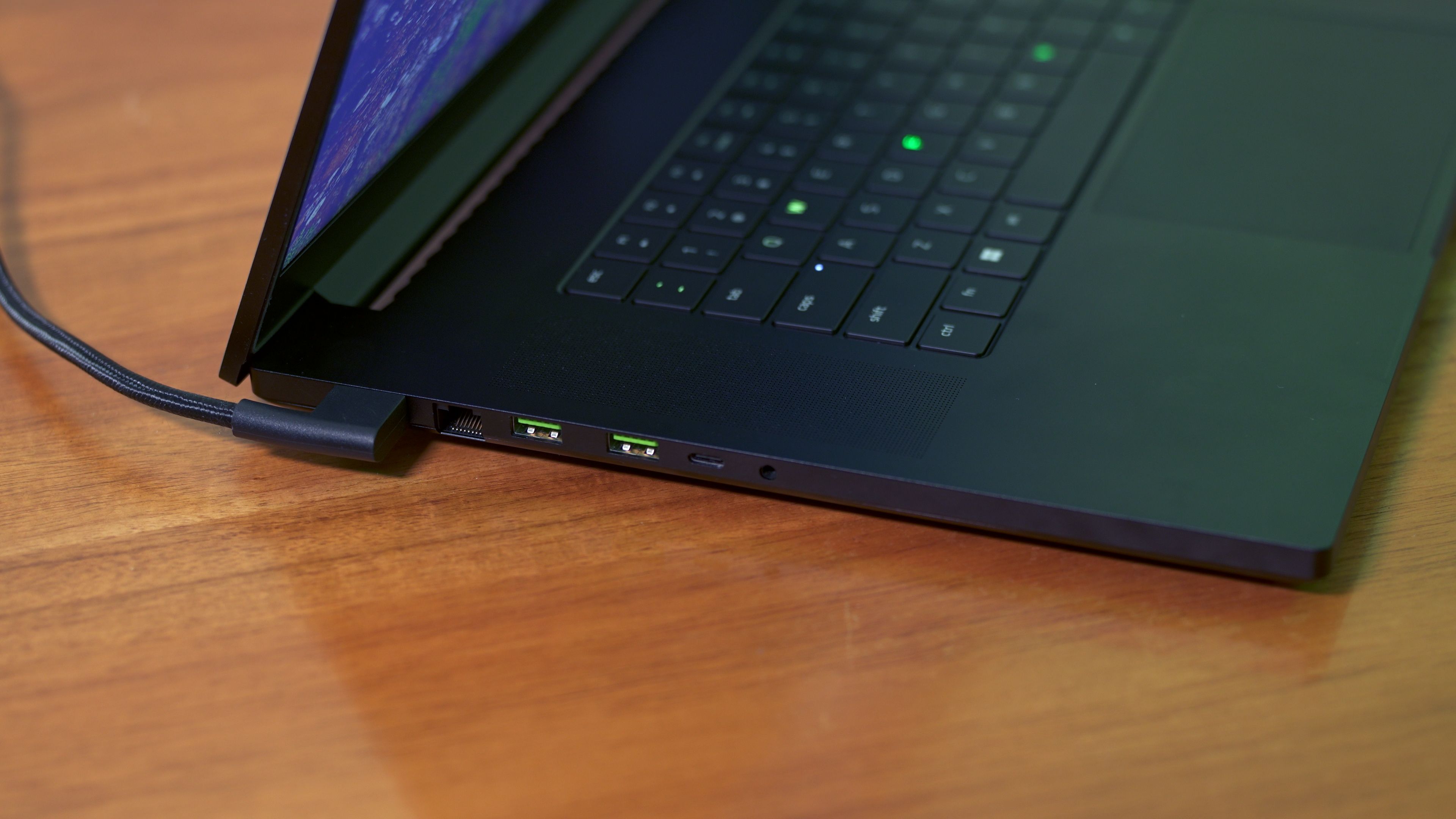 Razer Blade 17 - سمت چپ IO