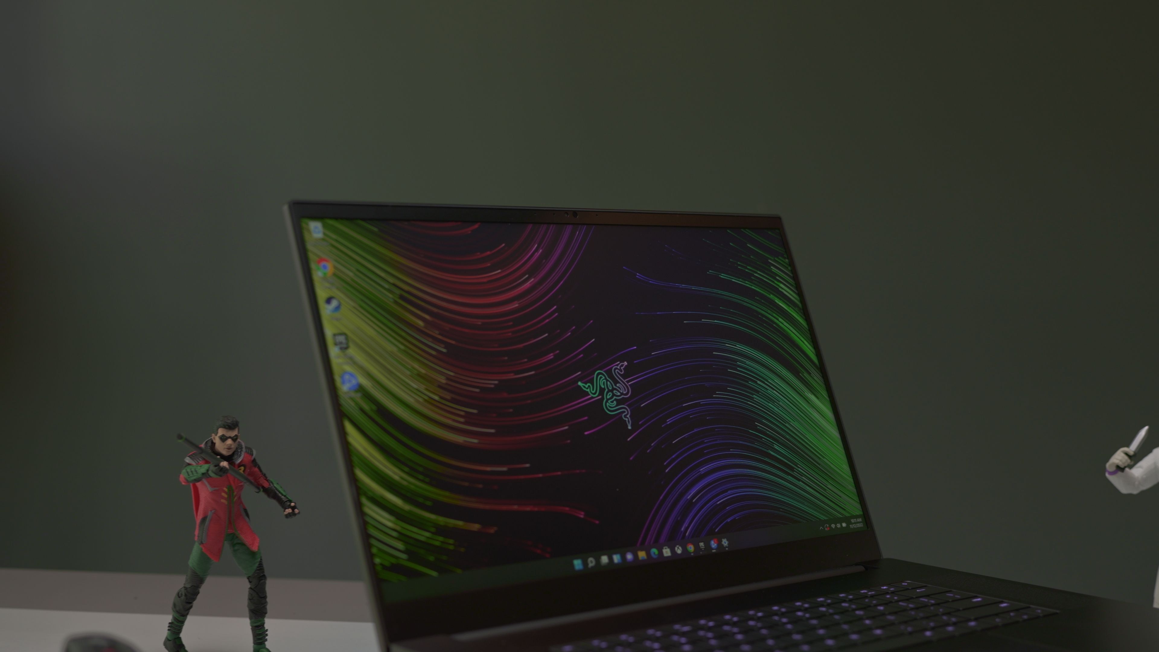 Razer Blade 17 - نمای چپ