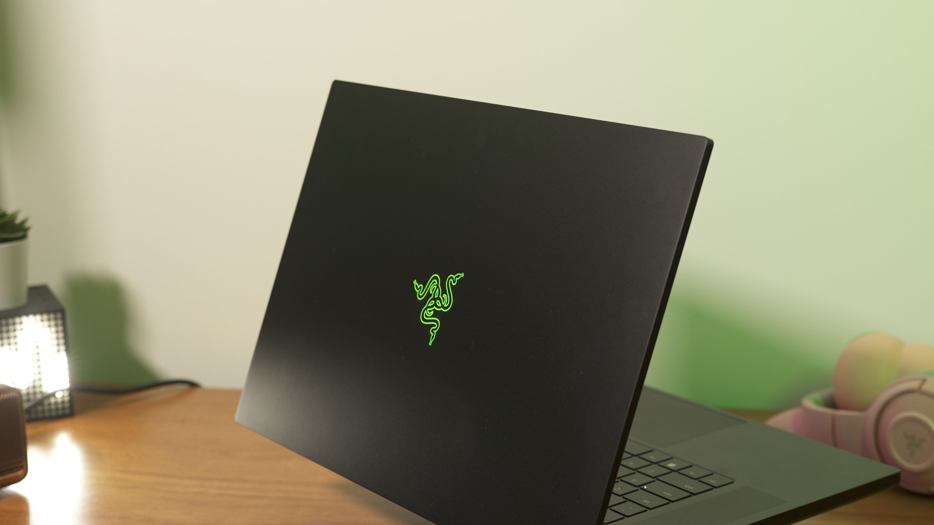 Razer Blade 17 - درب