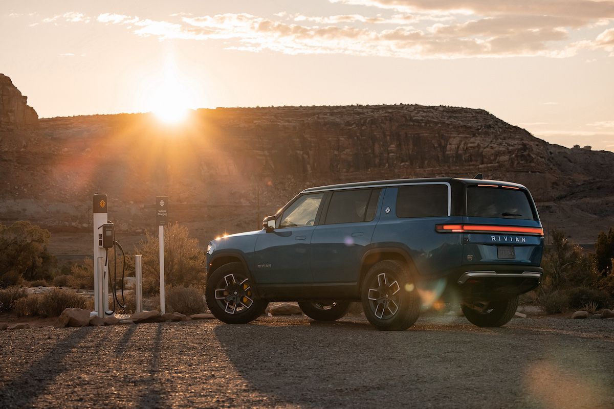 Rivian R1S sạc trong sa mạc lúc hoàng hôn