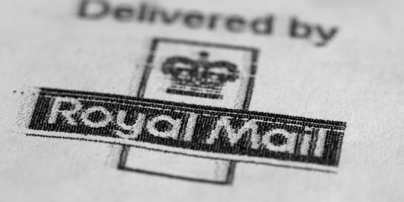 primer plano del sello del logotipo de Royal Mail en papel