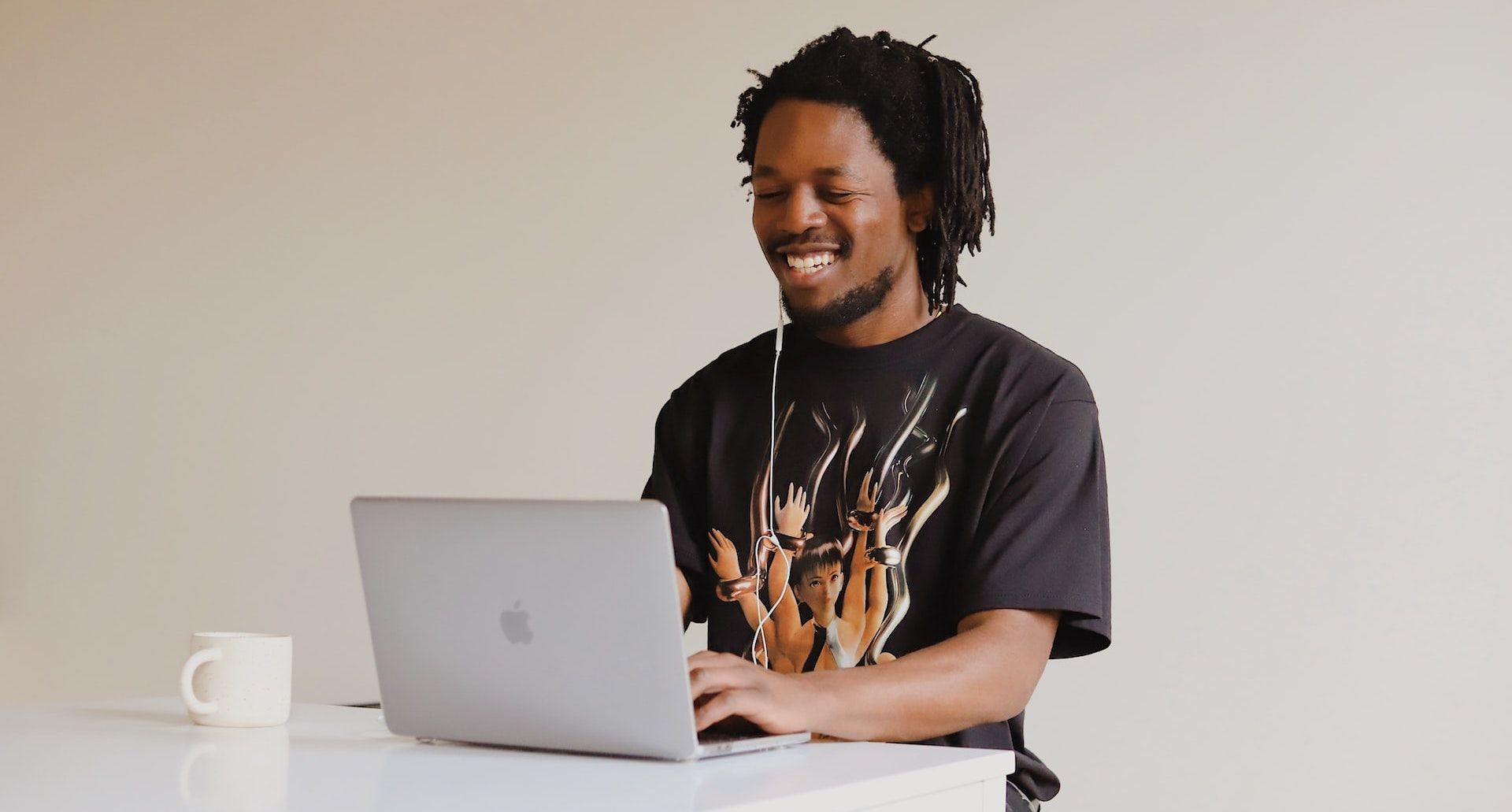 Homme noir travaillant sur un ordinateur portable