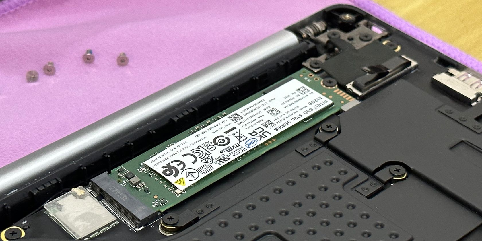 Slot SSD Tecno Megabook T1 com parafusos Torx no fundo