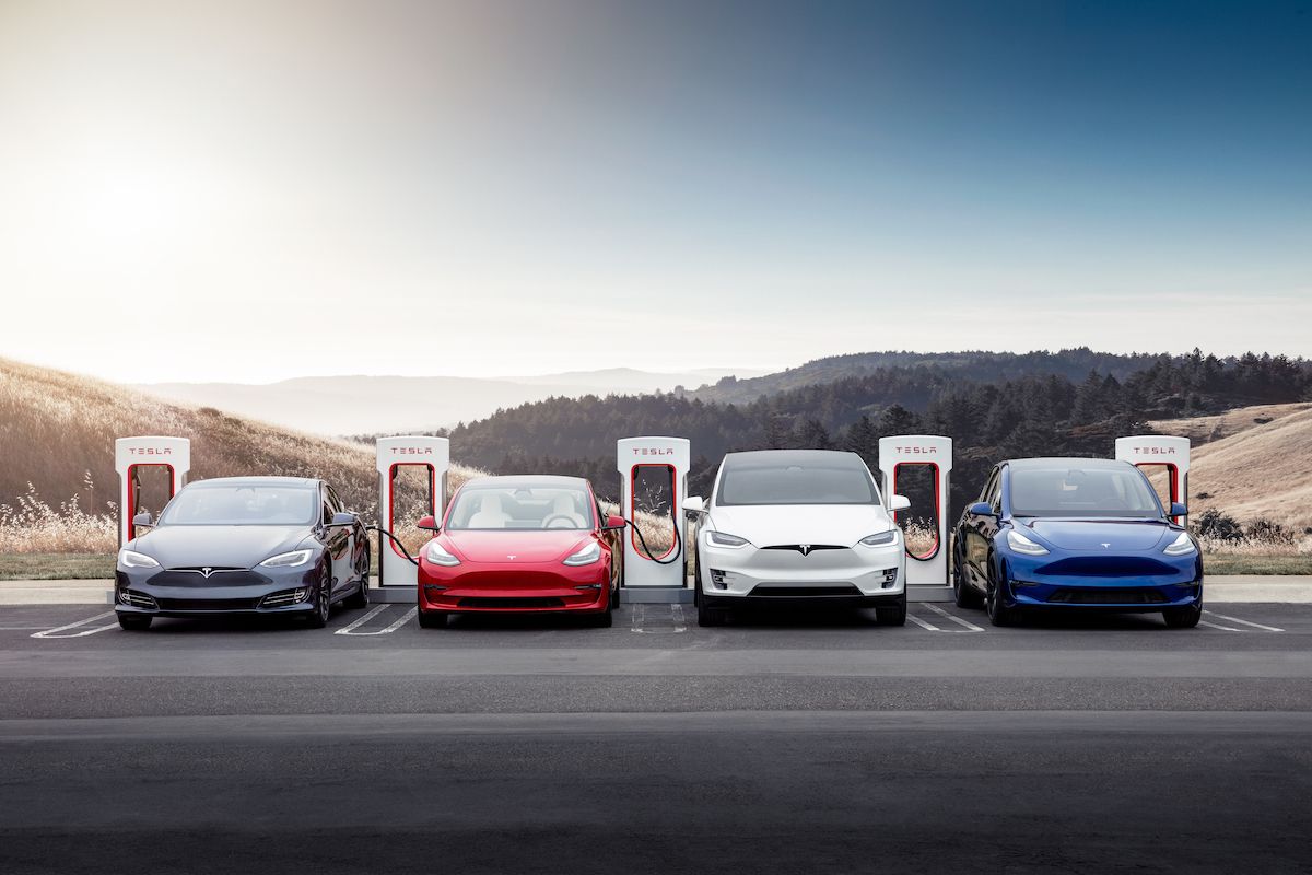 Đội hình Tesla tại Supercharger trên núi