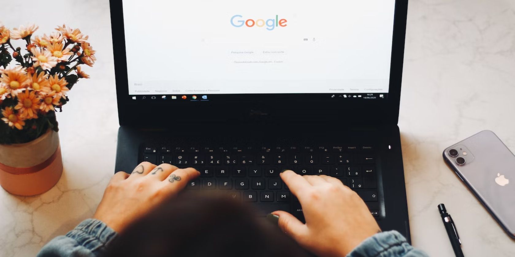 một người sử dụng google chrome trên máy tính xách tay của họ