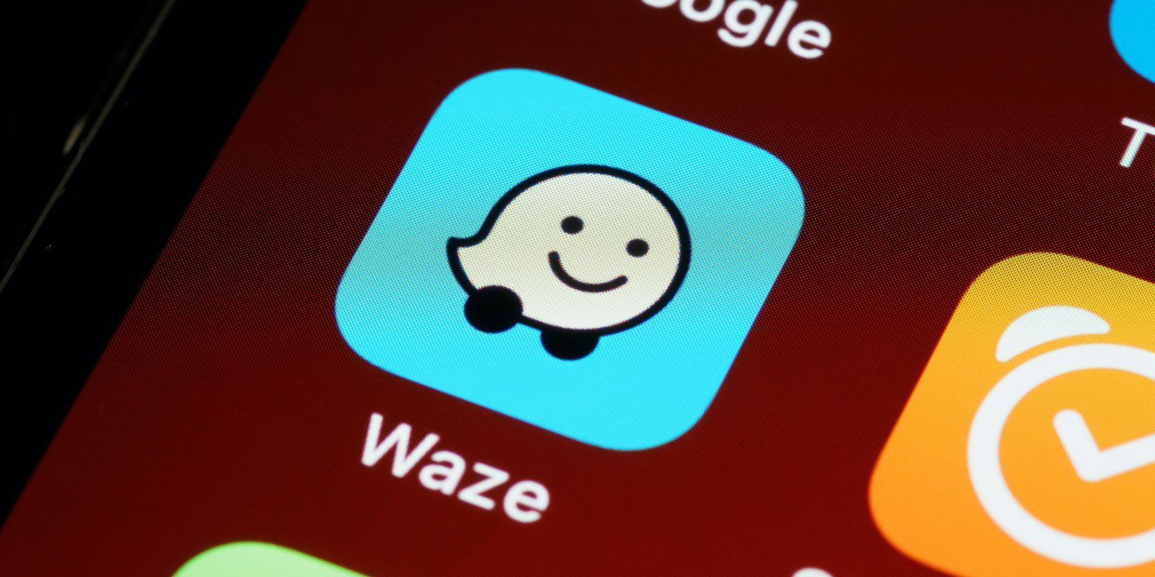 نماد برنامه Waze Navigation روی صفحه گوشی هوشمند