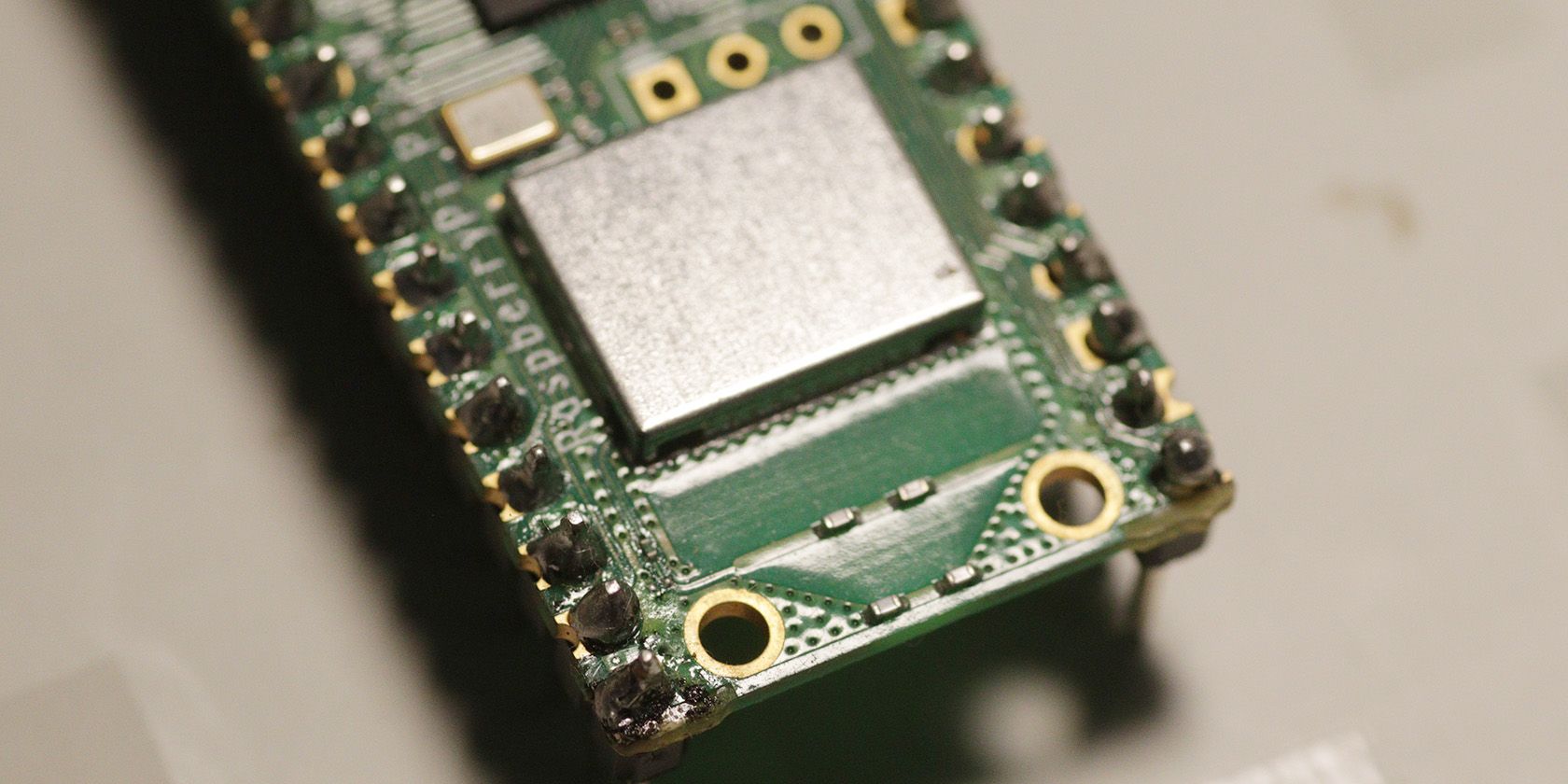 Chip WiFi của Raspberry Pi Pico W với dấu vết ăng-ten
