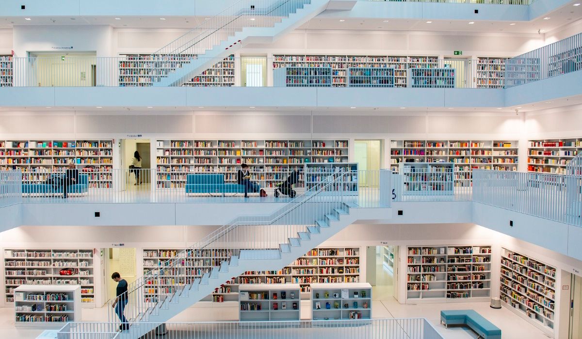 Mọi người đi bộ qua một thư viện khái niệm mở với nhiều tầng.