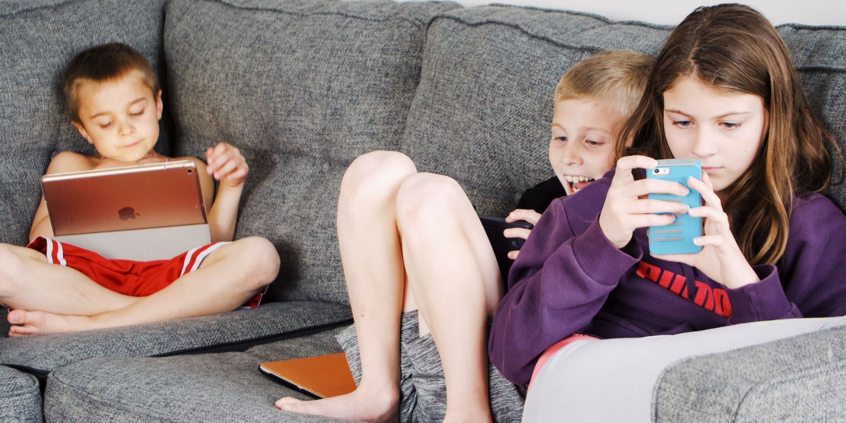 Children-using-gadgets