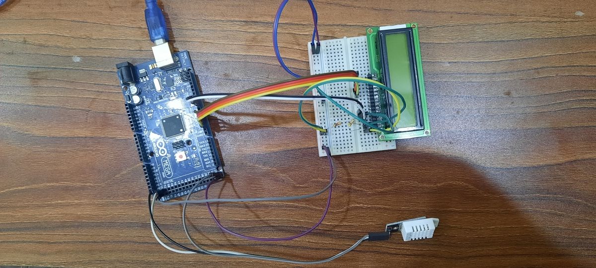 Arduino được kết nối với breadboard, cảm biến và LCD