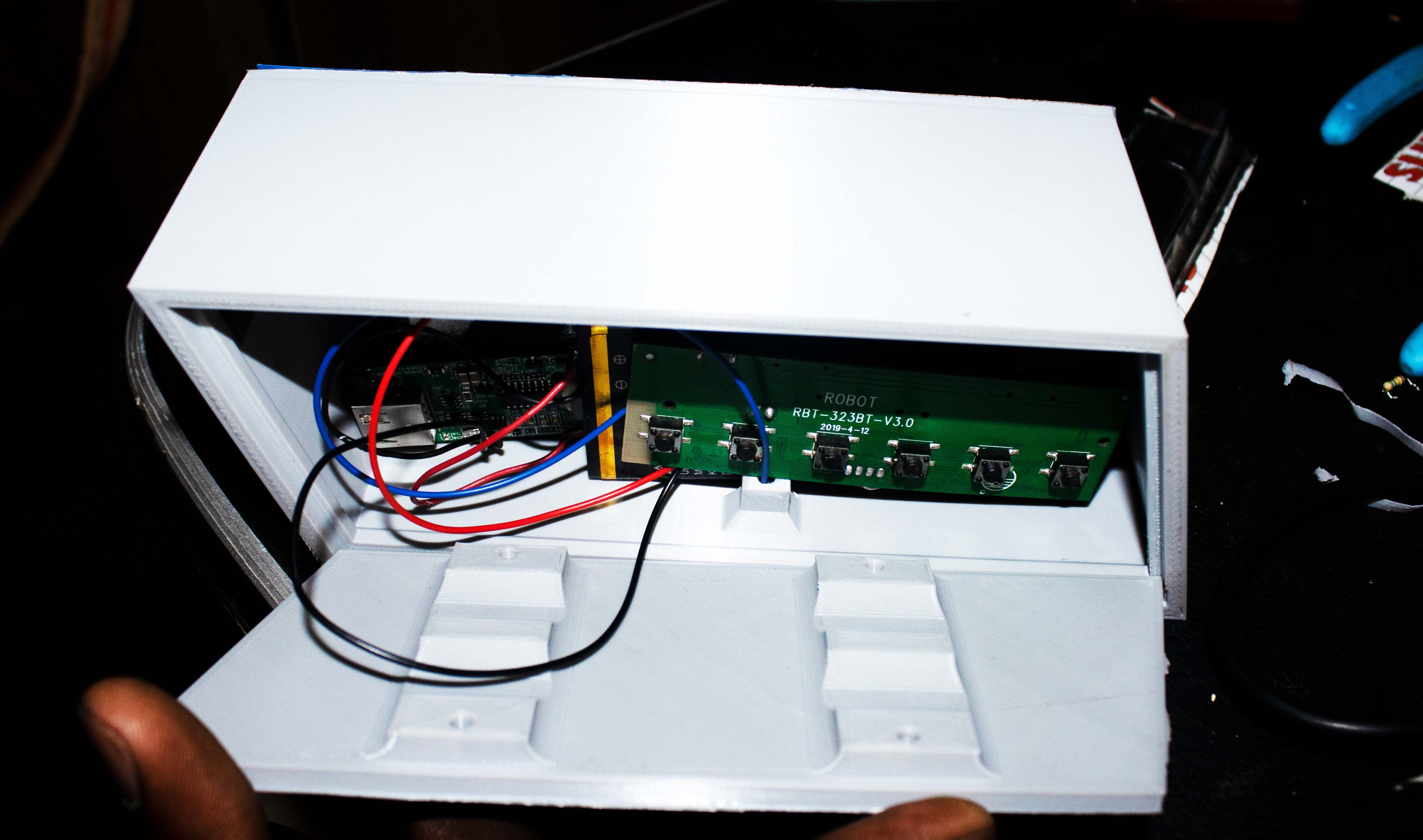 Amplifier, charging system and batteries inserted into the Bluetooth box