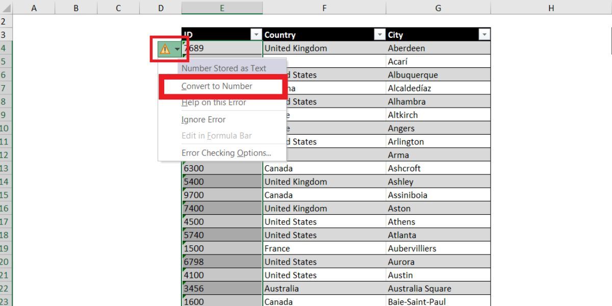 Menampilkan cara mengonversi angka dalam tabel Excel ke pemformatan angka menggunakan Indikator Kesalahan