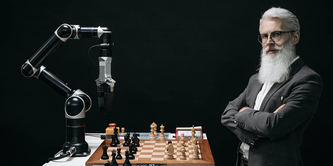 Bir robota karşı satranç oynayan bir adamın kapak resmi