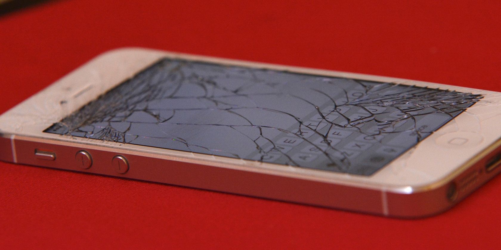 iphone roto en superficie roja