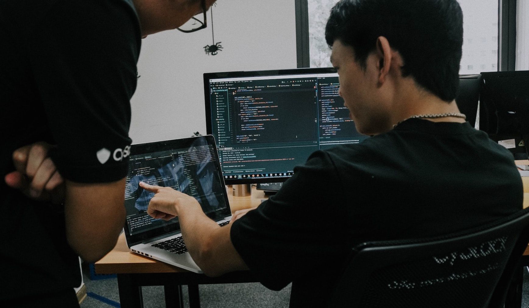 Dois homens trabalhando em um computador