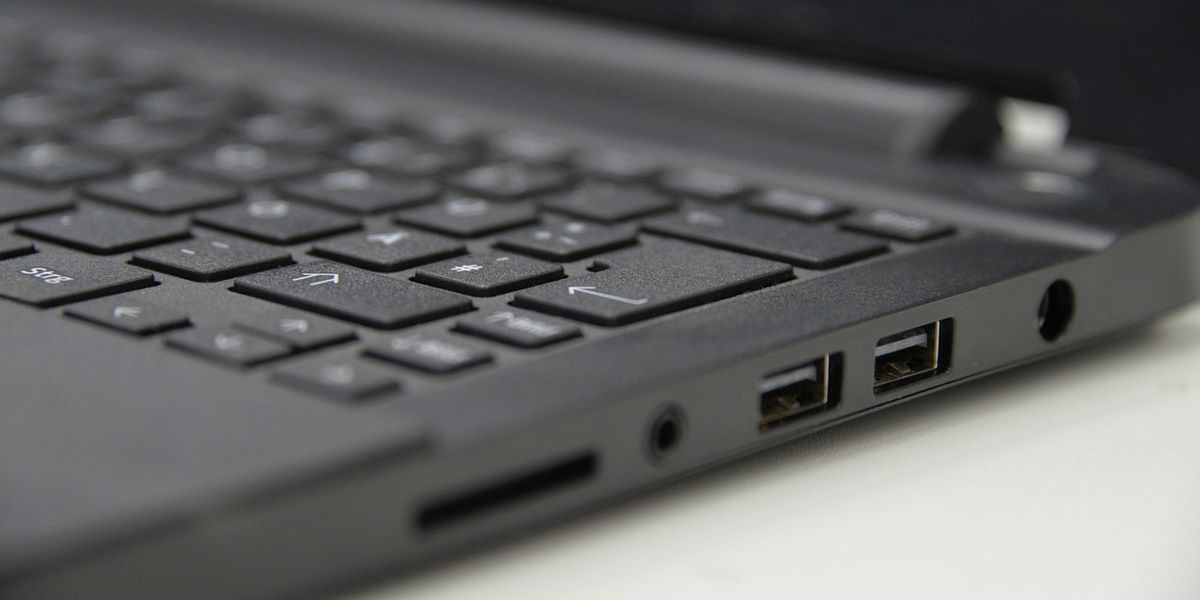 Hình ảnh các cổng USB của Black Laptop