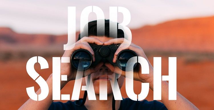 تصویر شخصی که دوربین دوچشمی را با عبارت Job Search به عنوان روکش در دست دارد