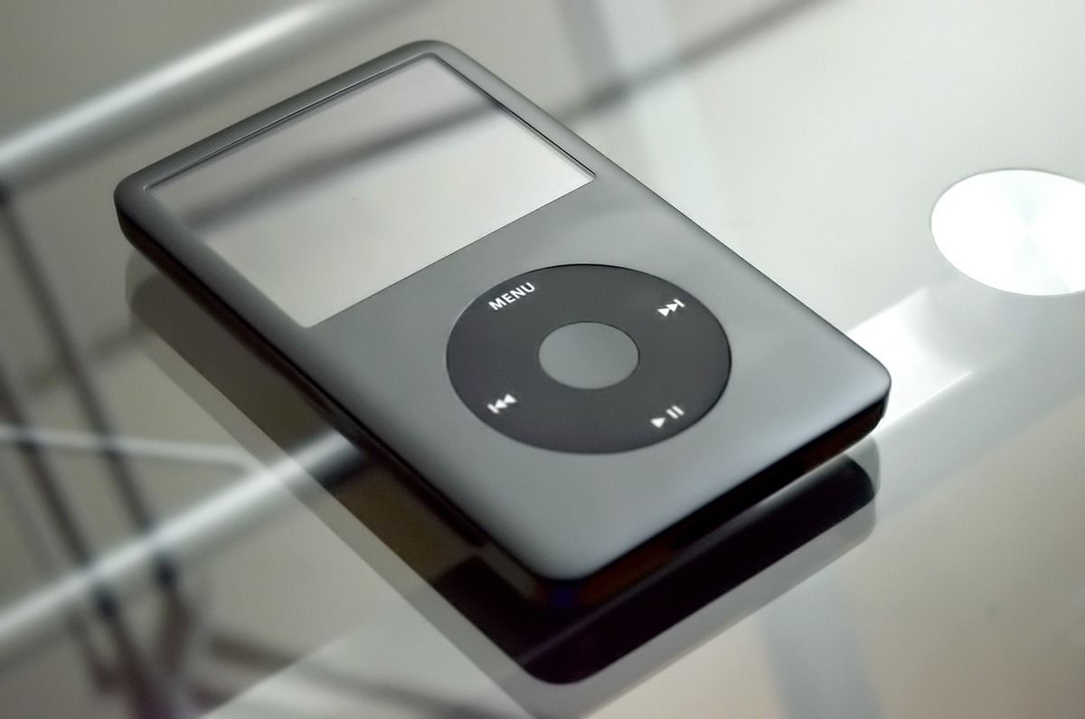 iPod di atas meja kaca