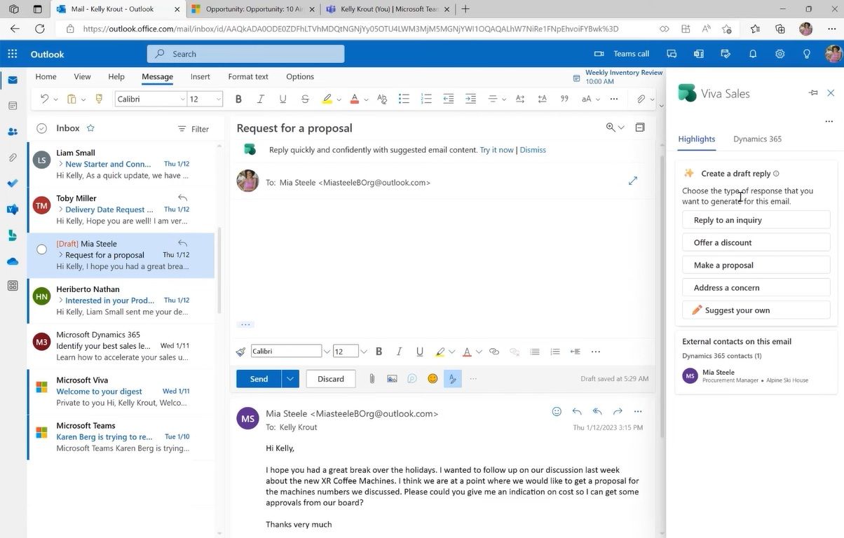 capture d'écran de Microsoft Outlook avec des suggestions de réponse basées sur l'IA