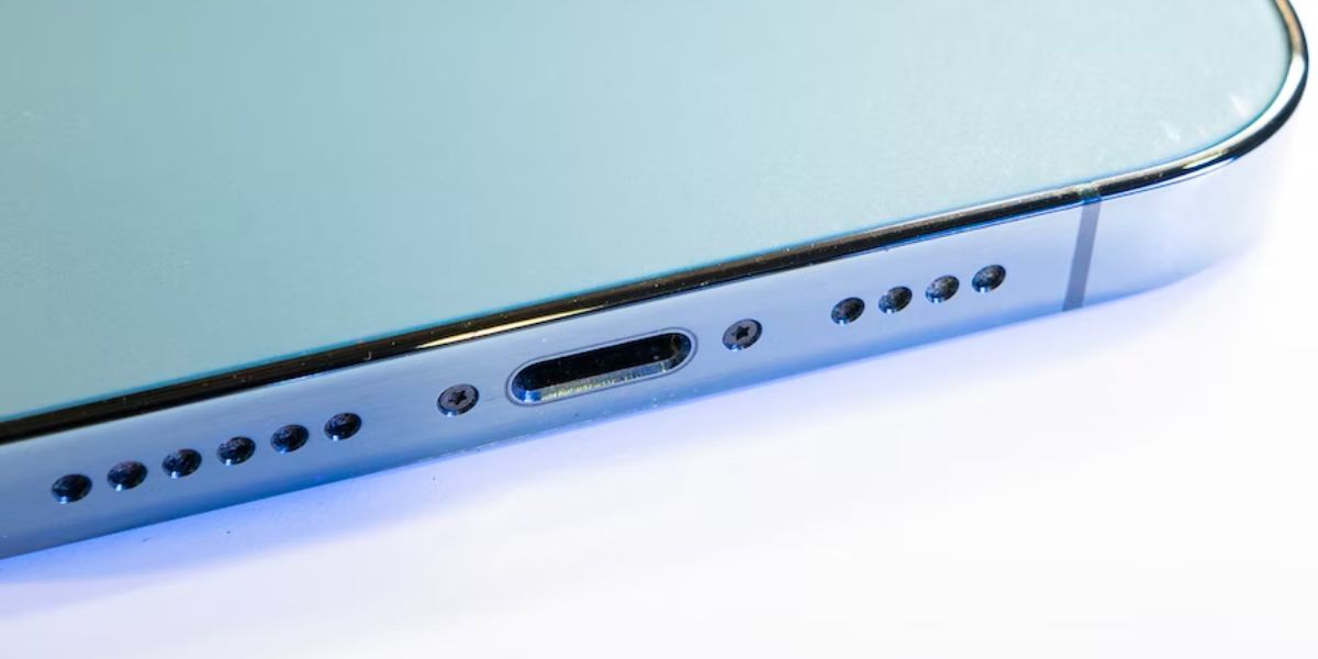 port pengisian daya iphone biru