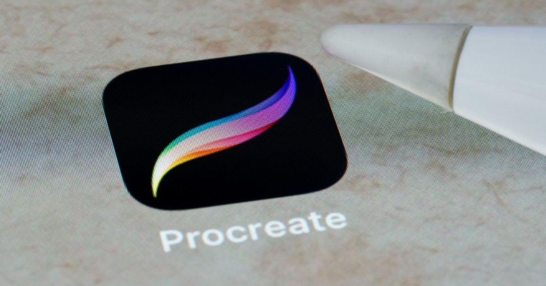 Bút chì Apple chỉ vào biểu tượng ứng dụng Procreate trên màn hình iPad