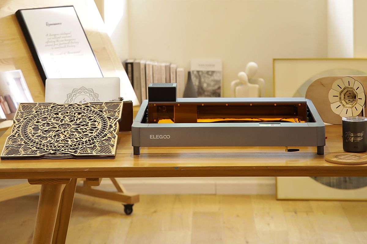 Máy khắc laser ELEGOO PHECDA trên bàn với đường cắt bằng gỗ 