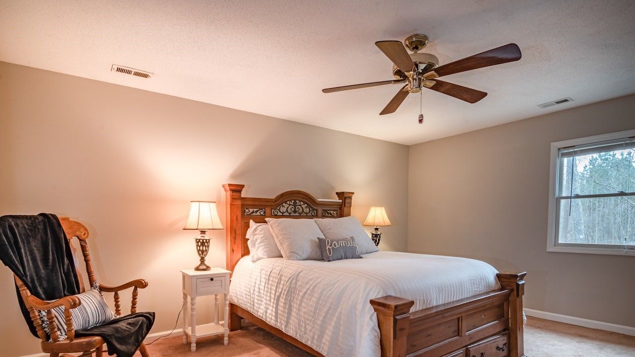 bedroom with a ceiling fan