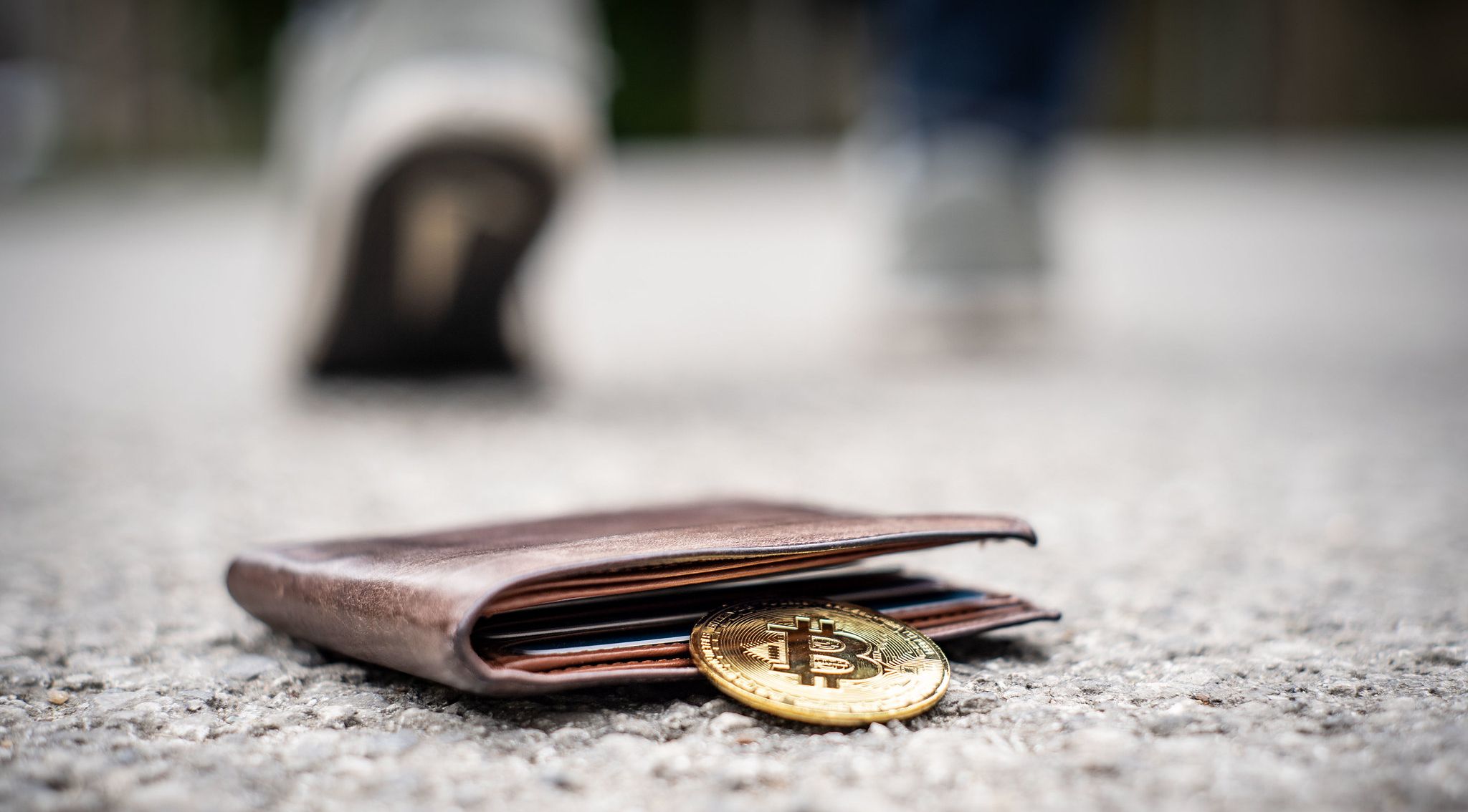 người đi khỏi ví trên sàn với bitcoin rơi ra