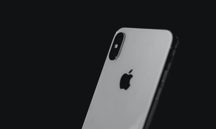 iphone apel perak x dengan latar belakang hitam