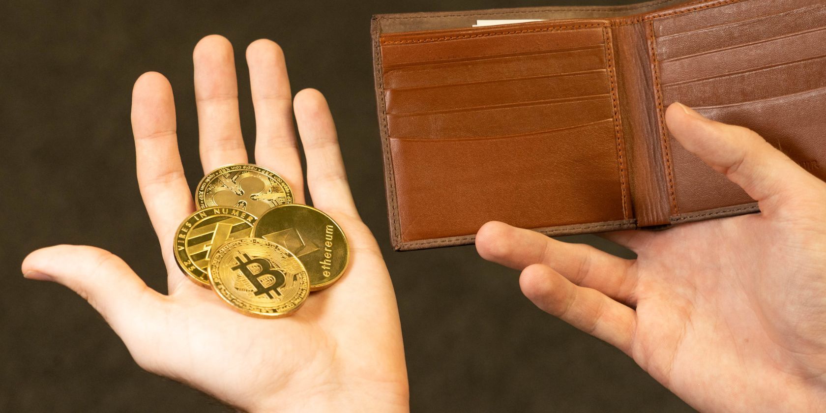 persona con monedas criptográficas en una mano y una billetera de cuero en la otra