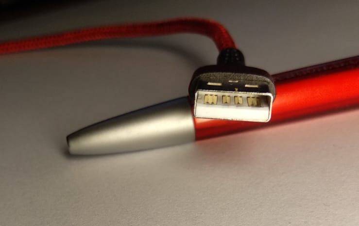 Bộ sạc USB 2.0 được đặt trên bút