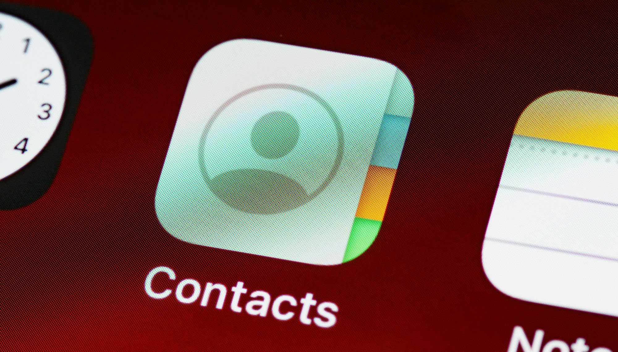 foto close up ikon aplikasi kontak di iphone