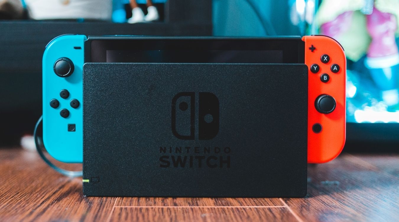 Một bức ảnh của bảng điều khiển Nintendo Switch được gắn đế 