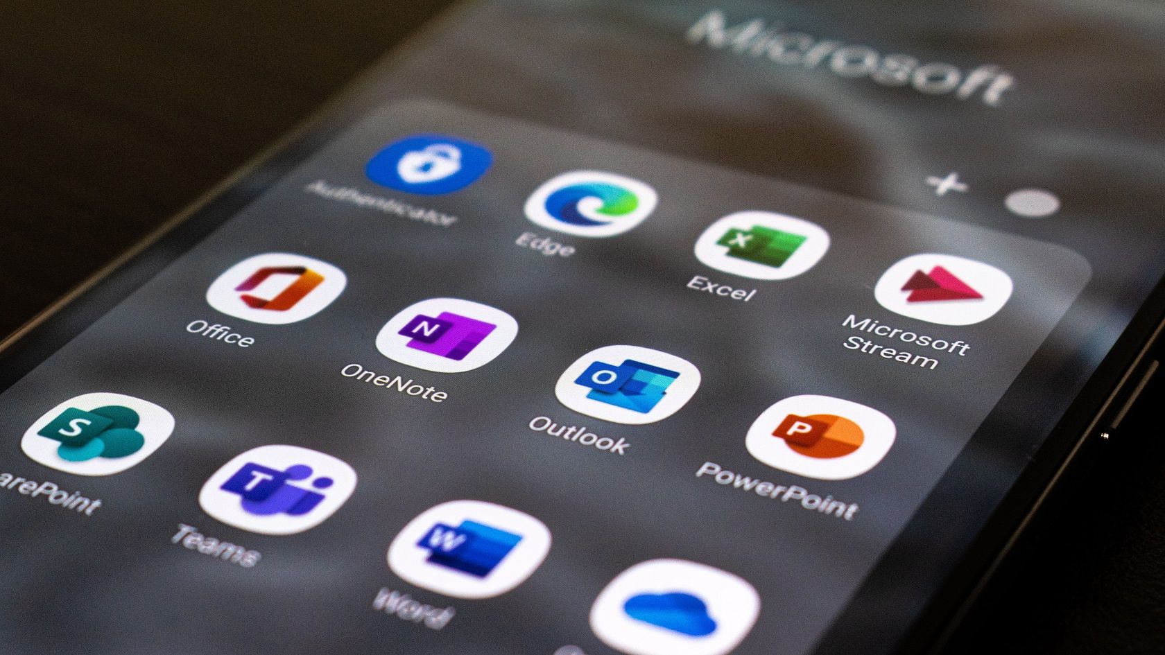 Um telefone exibindo os aplicativos pertencentes ao Microsoft 365