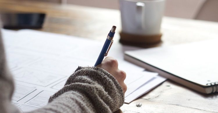 Hình ảnh ai đó đang ghi chú