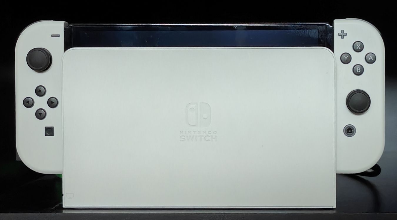 Ảnh chụp bảng điều khiển Nintendo Switch OLED được gắn đế 