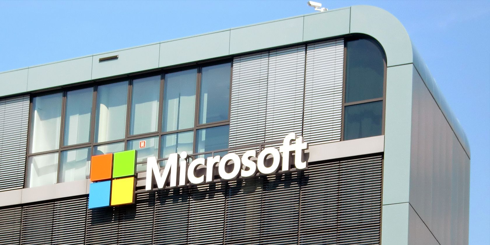 Logo Microsoft di gedung