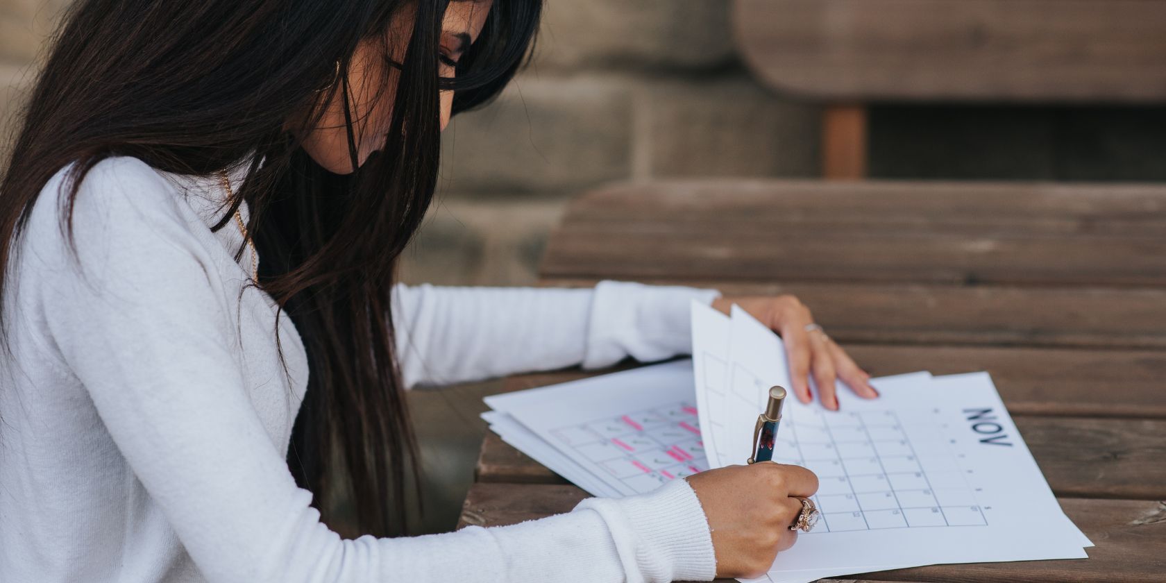 femme écrivant sur un calendrier
