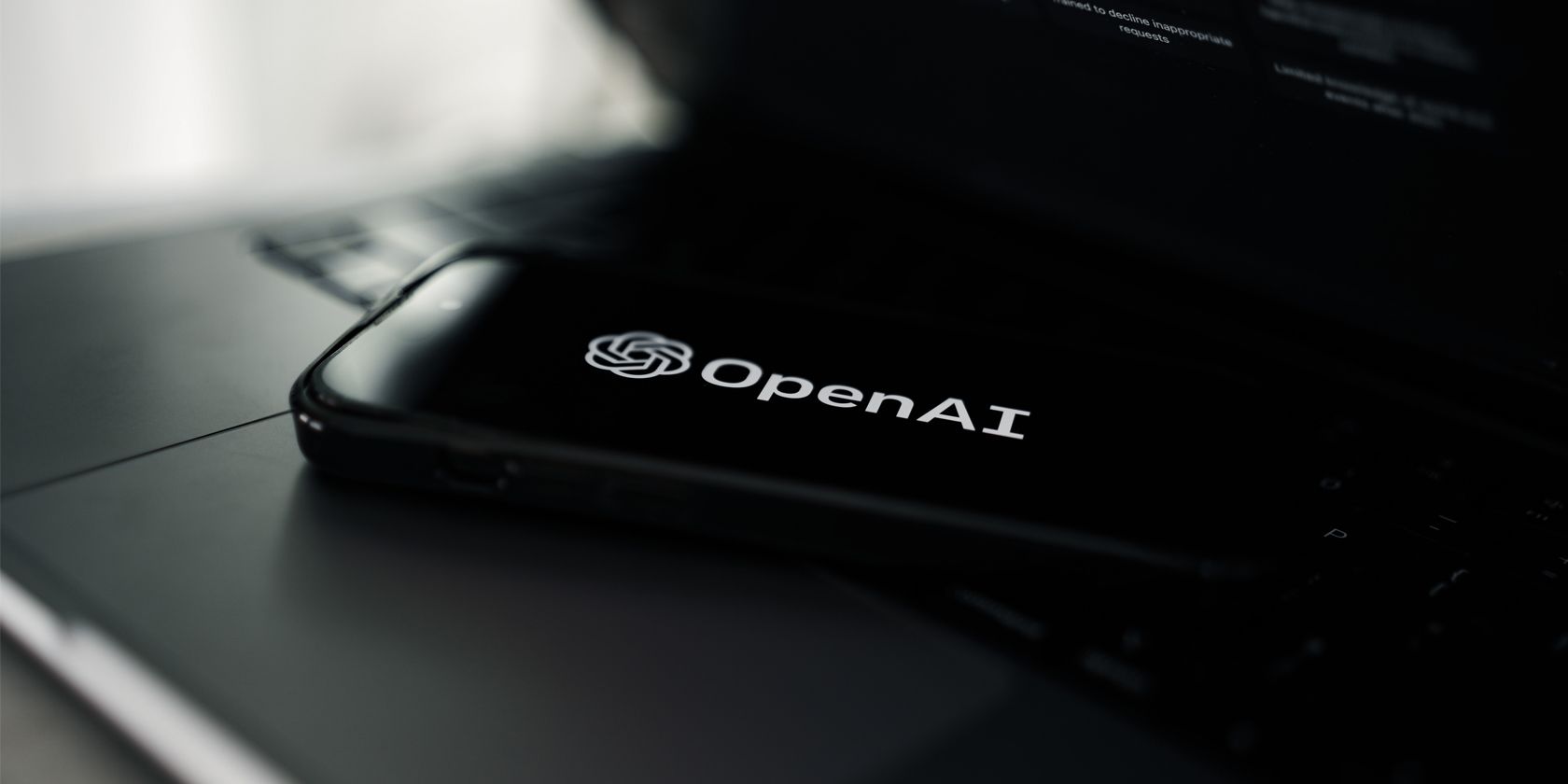 Logo OpenAI trên màn hình điện thoại