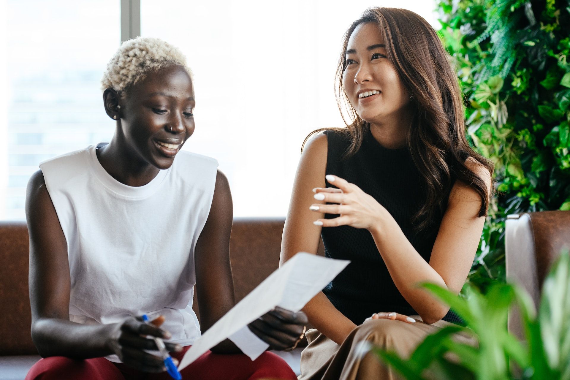 Photo de deux femmes en pleine conversation