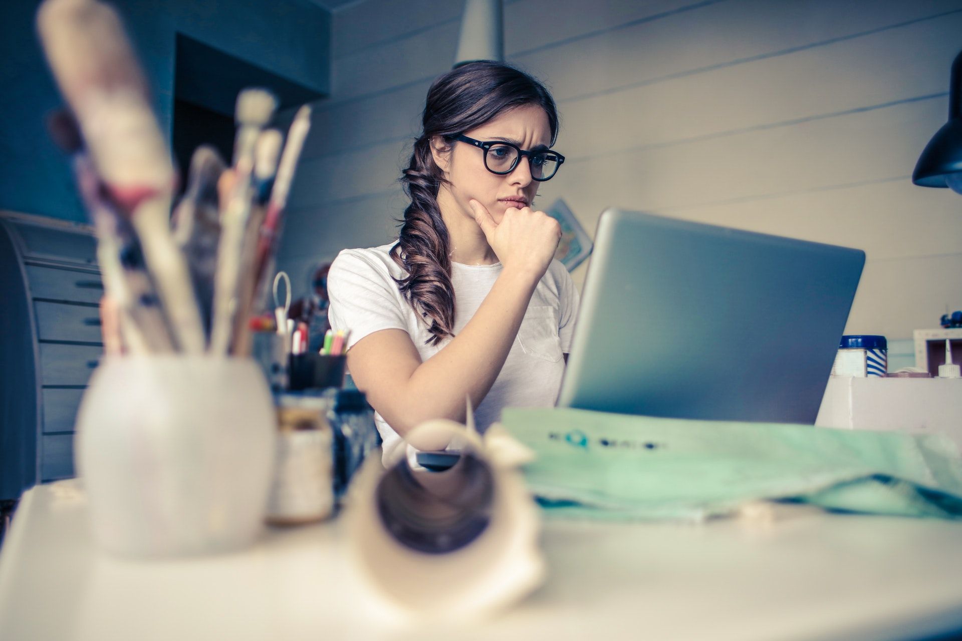 Photo d'une femme travaillant sur son ordinateur portable