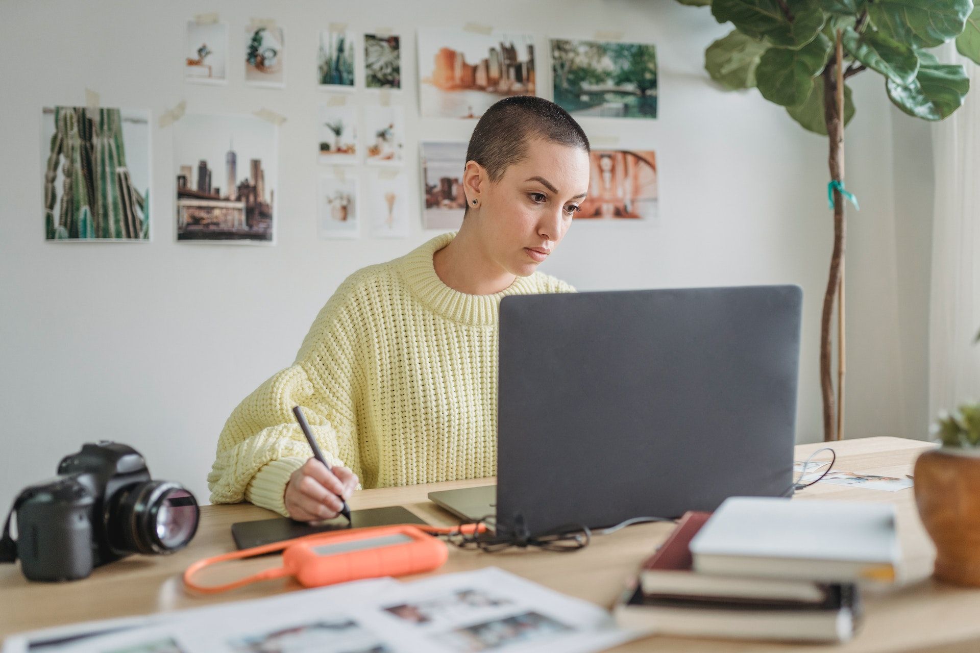 Photo d'une femme travaillant sur son ordinateur portable