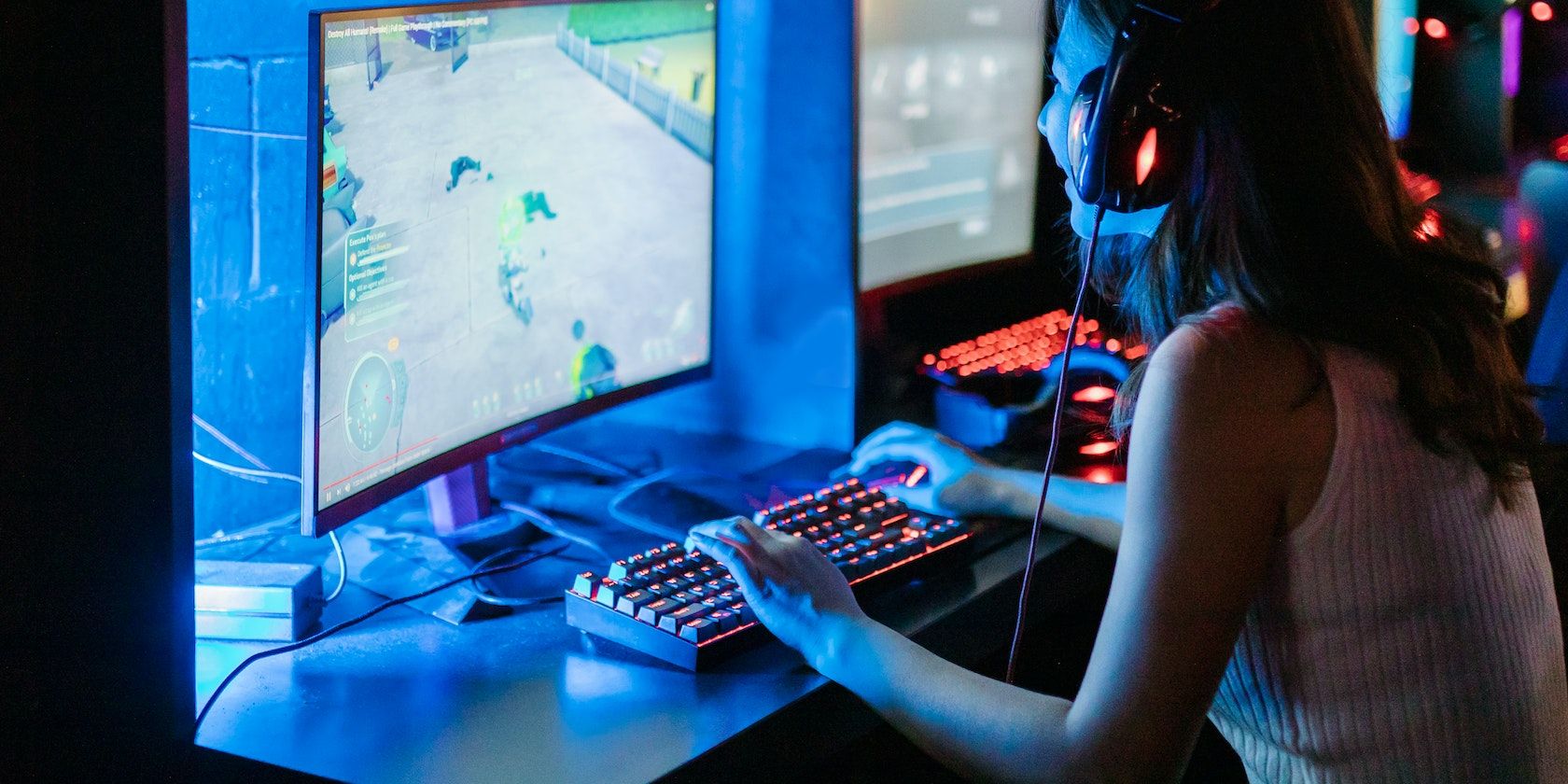 Một người phụ nữ đang chơi trò chơi trên Máy tính để bàn
