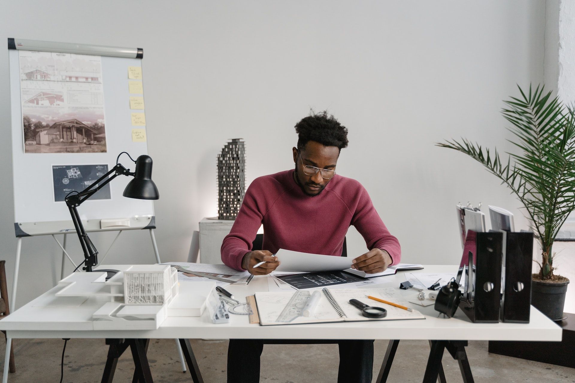 Photo d'un homme travaillant à son bureau