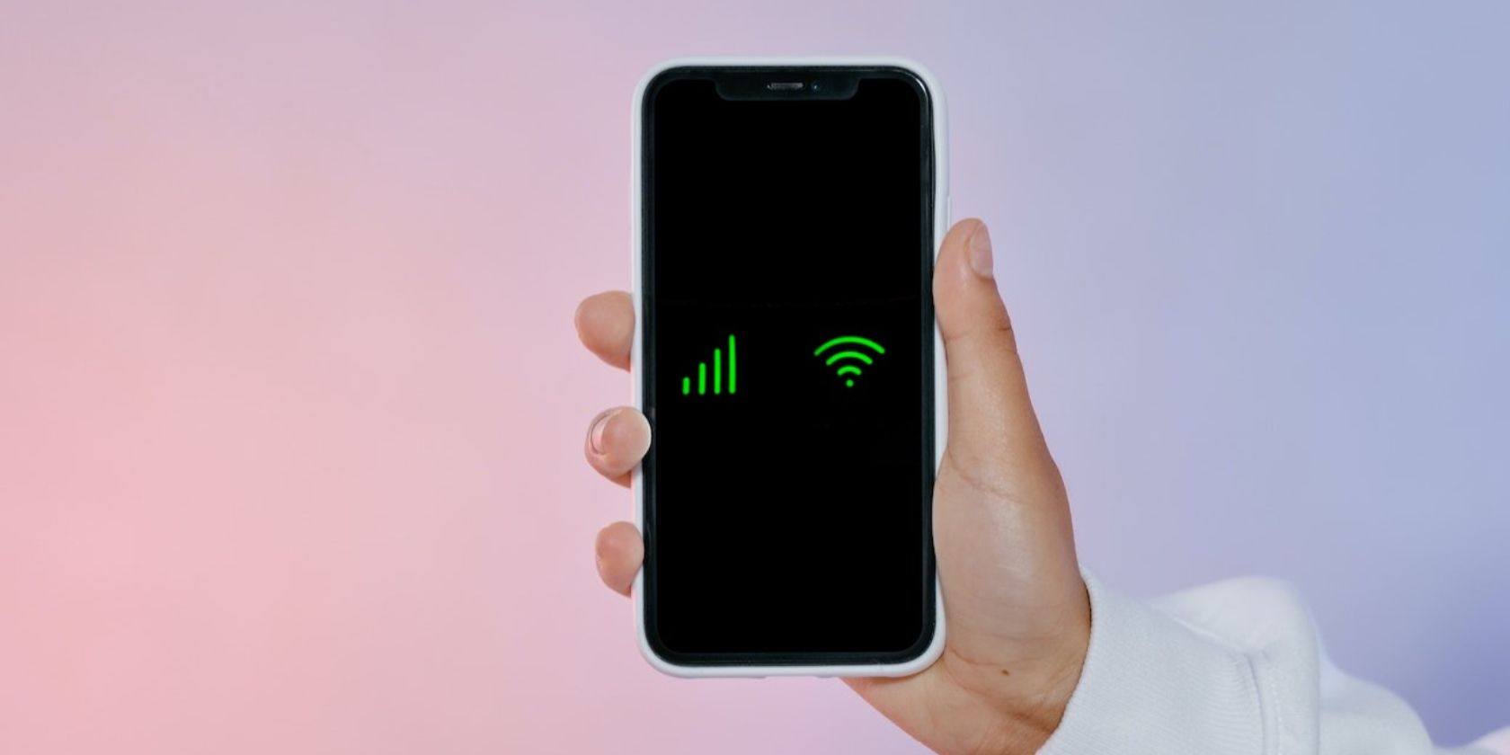 Điện thoại trong tay ai đó đang hiển thị các biểu tượng tín hiệu mạng và Wi-Fi trên màn hình