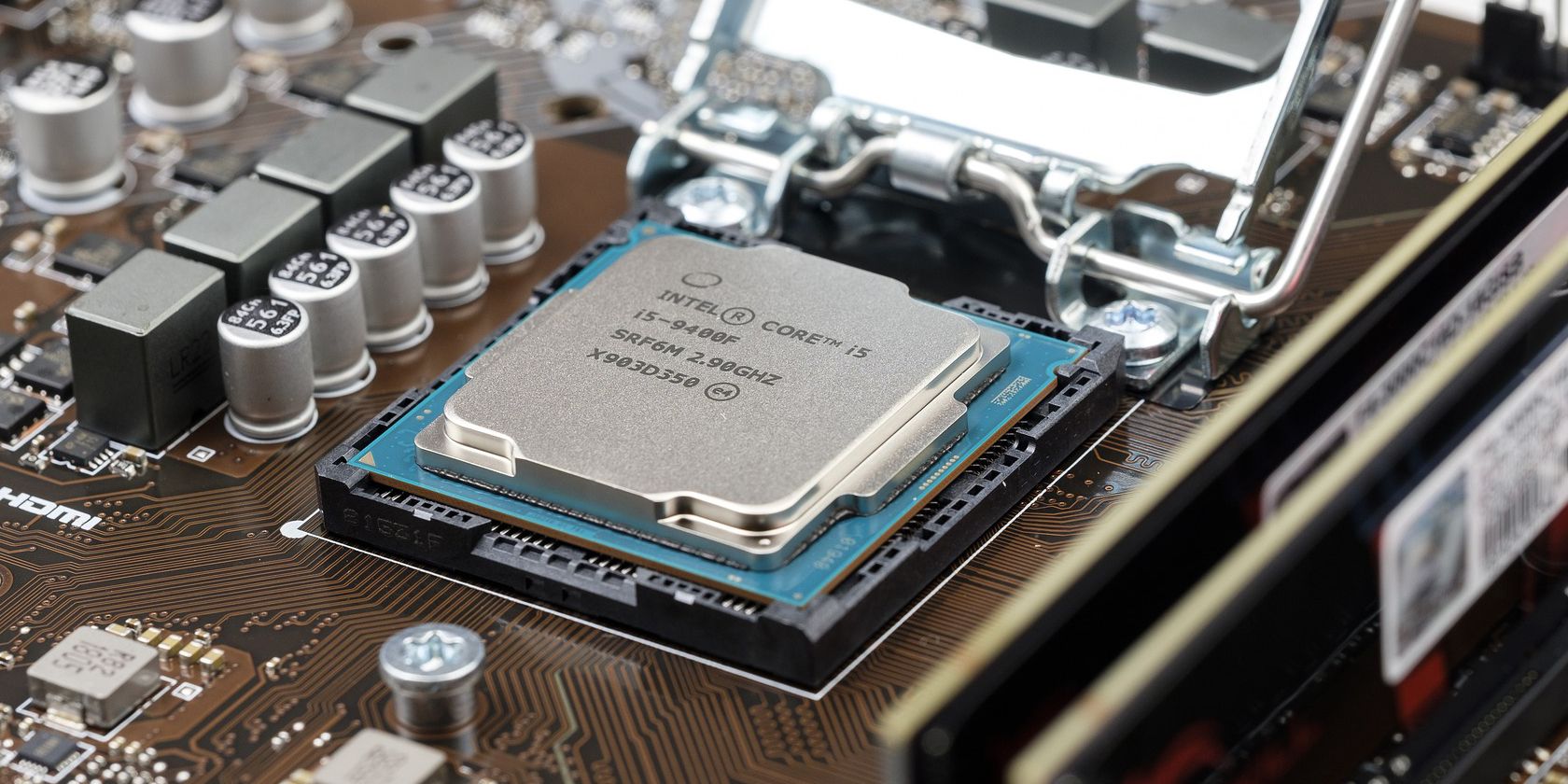 Hình ảnh CPU được đặt trong đế cắm CPU
